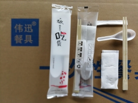 一次性餐具包里的勺子有哪些颜色?