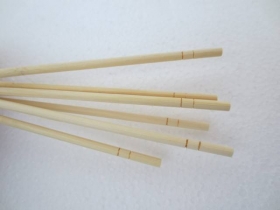 使用一次性筷子会感染新冠病毒？